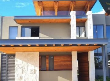 Casa · 280m² · 3 Recámaras · 3 Estacionamientos · Casa en Venta
