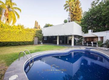 Casa · 558m² · 4 Recámaras · 3 Estacionamientos · Casa en Venta en Las Fuentes con Alberca