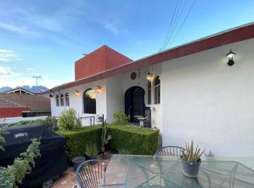 Casa de 3 habitaciones, San Pedro Garza García · Casa en Venta en Lomas del Valle con Estilo Único y un Hermoso Jardín de 180 m²