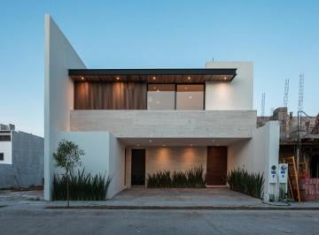 Casa · 240m² · 3 Recámaras · 2 Estacionamientos · Casa en Centauro