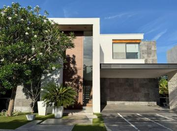 Casa en condominio de 3 habitaciones, Mérida · Casa en Venta Frente Al Lago en Privada Kanha Dentro del Country Club