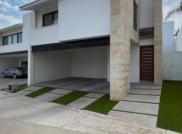 Casa · 222m² · 3 Recámaras · 2 Estacionamientos · Casa en Venta en Alto Lago