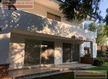 Casa · 239m² · 3 Recámaras · 4 Estacionamientos · Casa en Venta en Jurica, Querétaro, en Privada.