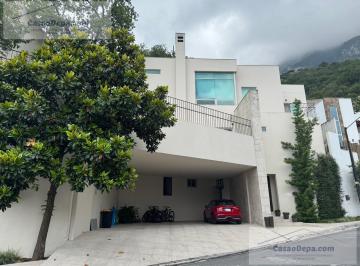 Casa · 555m² · 4 Recámaras · 3 Estacionamientos · Casa en Venta en Valle San Angel San Pedro Garza Garcia