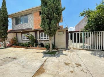 Casa · 247m² · 2 Recámaras · 4 Estacionamientos · Venta de Bonita Casa con Local Comercial