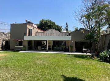 Casa de 3 habitaciones, Cuernavaca · Residencia Contemporánea en Privada con Alberca, Jardín y Bungalow en Cuernavaca