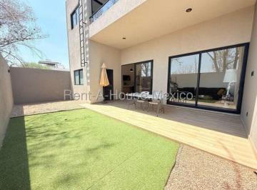 Casa de 4 habitaciones, Querétaro · Venta Lomas de Juriquila - Casa con 4 Recámaras 1 en Planta Baja y Sala de Tv