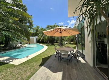 Casa · 210m² · 4 Recámaras · 2 Estacionamientos · Casa en Playa del Carmen