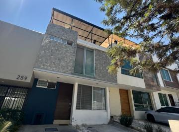 Casa de 3 habitaciones, Zapopan · Casa de Tres Pisos en Colonia Nuevo México