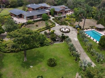 Casa · 979m² · 6 Recámaras · 6 Estacionamientos · Venta de Residencial de Lujo con Mas de 8,000 m² de Jardin en Cuerna