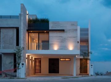 Casa · 270m² · 3 Recámaras · 2 Estacionamientos · Casa en San Angel IV