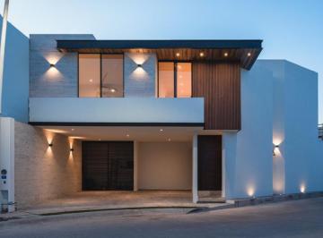 Casa · 255m² · 3 Recámaras · 2 Estacionamientos · Casa en San Angel V
