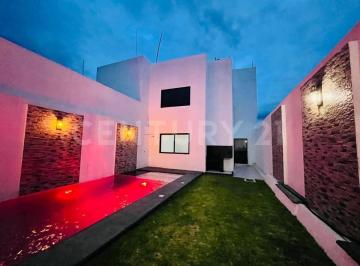 Casa · 185m² · 4 Recámaras · 2 Estacionamientos · Casa en Venta con Alberca, Cuautla, Morelos