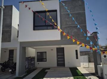 Casa · 161m² · 3 Recámaras · 2 Estacionamientos · Preciosas Casas en Capittala