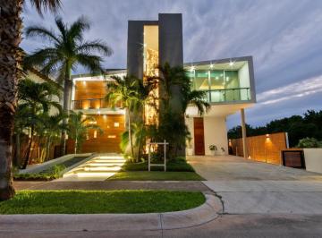 Casa · 750m² · 3 Recámaras · 4 Estacionamientos · Casa en Puerto Cancún
