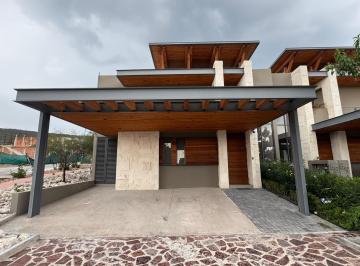 Casa · 270m² · 3 Recámaras · 3 Estacionamientos · Casa en Venta, en Altozano, Queretaro