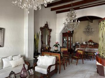 Casa · 300m² · 3 Recámaras · 3 Estacionamientos · cas"Una Inversión Excepcional en El Centro de Veracruz: Casa con Espacios Versátiles y Potencial Inf