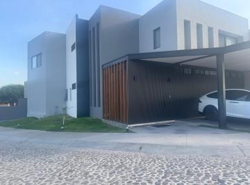 Casa · 380m² · 3 Recámaras · 3 Estacionamientos · Casa Nueva y Amueblada en Venta en Lago de Juriquilla en Cumbres del Lago