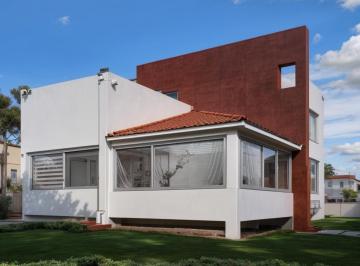 Casa de 3 habitaciones, Querétaro · Casa en Venta en Jurica, Residencia de Autor, en Esquina, Contemporánea