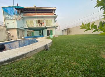 Casa · 200m² · 5 Recámaras · 4 Estacionamientos · Casa en Fraccionamiento Lomas de San Juan Texcalpan