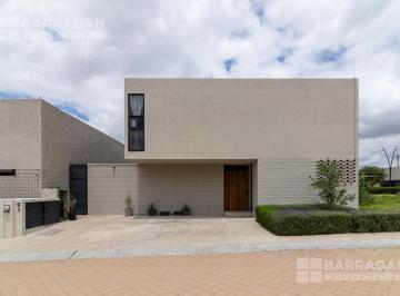 Casa · 297m² · 3 Recámaras · 2 Estacionamientos · Casa en Venta en Lomas del Campanario Norte, Condominio San Felipe
