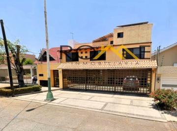 Casa de 4 habitaciones, Naucalpan de Juárez · Casa en Ciudad Satelite de Gran Plusvalia con jardin.¡Aprovecha El Remate!