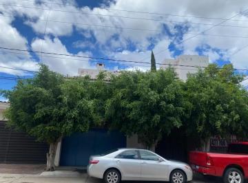 Casa · 450m² · 3 Recámaras · 4 Estacionamientos · Casa en Venta en Villas del Campestre, León, Guanajuato