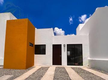 Casa · 73m² · 2 Recámaras · 2 Estacionamientos · Casa de un Piso en Juriquilla, en Privada. Queretaro