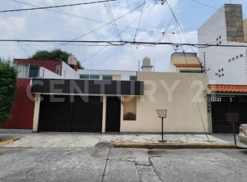 Casa · 400m² · 3 Recámaras · 3 Estacionamientos · Casa en Venta en Jardines de San Mateo, Naucalpan, Estado de México.