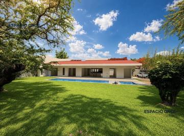 Casa · 400m² · 4 Recámaras · 4 Estacionamientos · Casa en Fraccionamiento Real de Tezoyuca