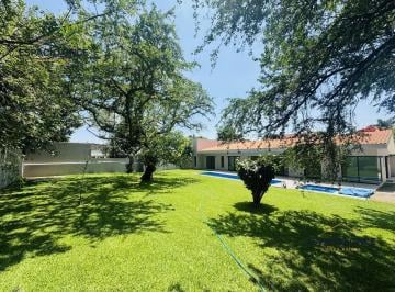 Casa · 400m² · 4 Recámaras · 4 Estacionamientos · Casa en Fraccionamiento Real de Tezoyuca
