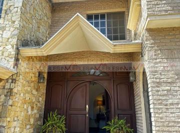 Casa · 314m² · 4 Estacionamientos · Casa en Venta en Monterrey