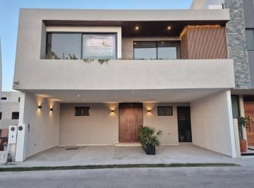 Casa · 280m² · 4 Recámaras · 2 Estacionamientos · Casa en Venta en San Ángel V