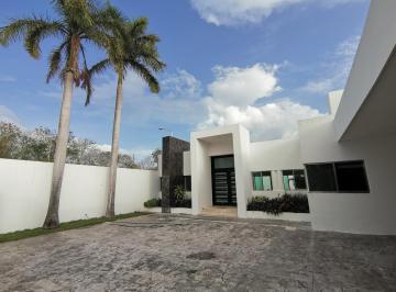 Casa · 740m² · 2 Recámaras · 4 Estacionamientos · Residencia Al Norte de La Ciudad, a Unos Pasos de La Plaza La Isla y del Hospital Faro del Mayab