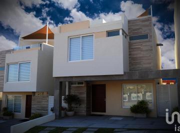 Casa · 243m² · 3 Recámaras · 2 Estacionamientos · Renta Casa Queretaro Zibata
