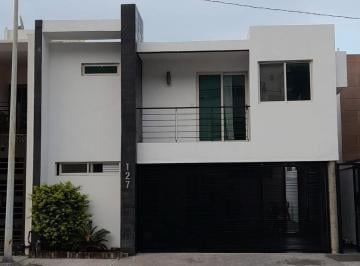 Casa · 197m² · 3 Recámaras · 2 Estacionamientos · Casa en Cumbres Elite 5 Sector