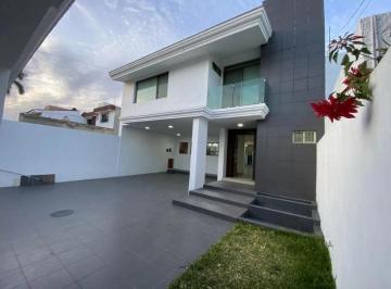 Casa · 320m² · 4 Recámaras · 4 Estacionamientos · Casa en Venta en La Estancia