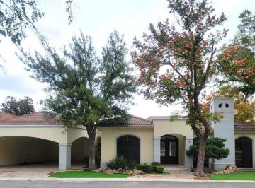 Casa · 540m² · 3 Recámaras · 4 Estacionamientos · Casa en Venta - Oportunidad Remate - un Piso Villas de San Carlos Al Norte Saltillo