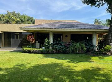 Casa de 3 habitaciones, Cuernavaca · Casa Moderna en Palmira con Gran Jardín, Cancha de Tenis y Vista Panorámica.