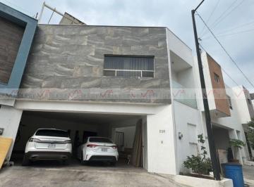 Casa · 388m² · 4 Recámaras · 2 Estacionamientos · Casa en Venta en Monterrey