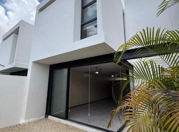 Jardín y Sala · Town House Casa en Renta en Santa Rita Cholul (Enfrente de Universidad Modelo)