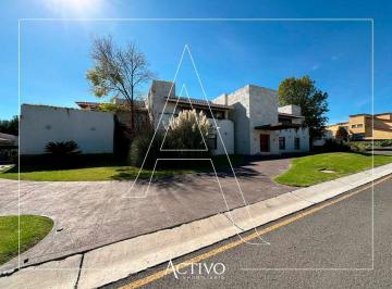 Casa · 1552m² · 5 Recámaras · 12 Estacionamientos · Casa en Venta en Querétaro El Campanario