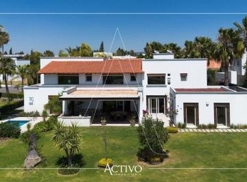 Casa en condominio · 700m² · 4 Recámaras · 8 Estacionamientos · Casa en Venta en Querétaro El Campanario -, Frente a Fairway