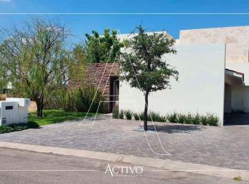 Casa · 830m² · 4 Recámaras · 6 Estacionamientos · Casa en Venta Al Fairway del Hoyo 5 - 6 Frente a Área Verde, El Campanario, Querétaro