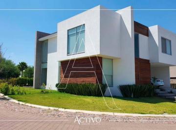 Casa en condominio · 490m² · 3 Recámaras · 4 Estacionamientos · Casa en Venta en Equina, Frente a Parque y Área Verde El Campanario, Querétaro