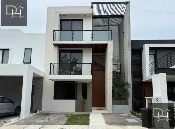 Casa · 6 Recámaras · 2 Estacionamientos · ¡Bonita Casa Amueblada en Renta en Residencial Aqua!