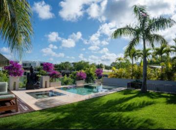 Casa · 650m² · 5 Recámaras · 3 Estacionamientos · Villa de 4 Recamaras en Lagos del Sol, Cancún