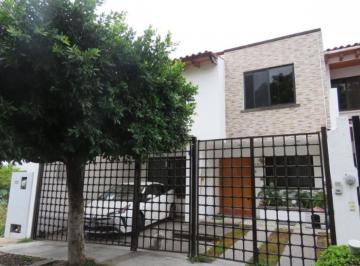 Casa · 244m² · 3 Recámaras · 2 Estacionamientos · Casa en Privada en Arboledas del Parque