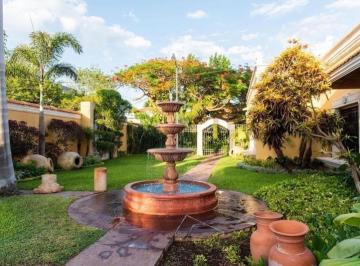 Casa · 1350m² · 4 Recámaras · 8 Estacionamientos · Espectacular Residencia en Venta en Itzimna, Zona Norte de Mérida