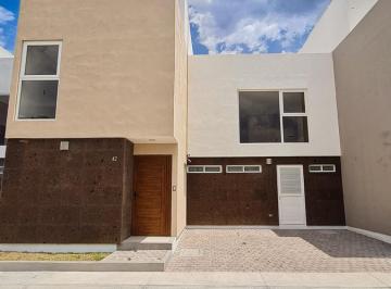 Casa · 197m² · 3 Recámaras · 2 Estacionamientos · Casa en Venta en Metepec Dentro de Fraccionamiento, Cerca de Pabellón Metepec